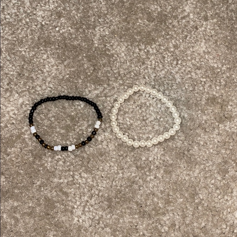 5/$10 DEAL 💰 Black and Pearl beaded stretchy bracelets